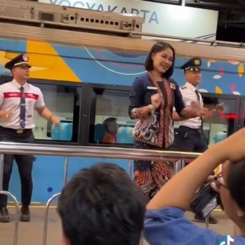 Momen Petugas KAI di Stasiun Yogyakarta Lakukan Flashmob di Hari Pelanggan Nasional, Viral