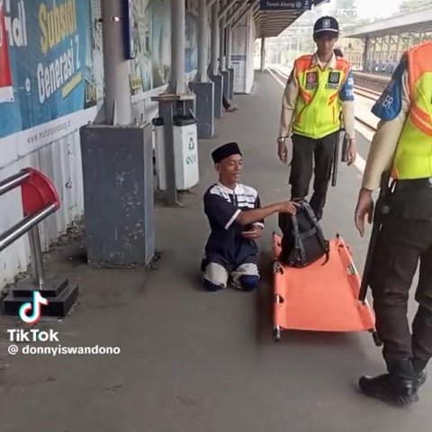 Momen Satpam Stasiun Siapkan Tandu untuk Penumpang Disabilitas Ini Viral, Aksinya Tuai Pujian