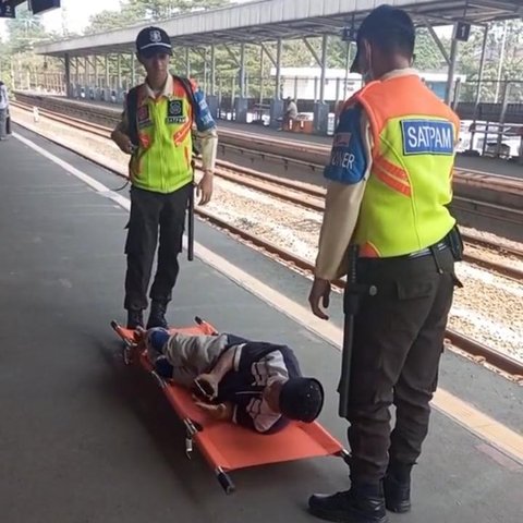 Momen Satpam Stasiun Siapkan Tandu untuk Penumpang Disabilitas Ini Viral, Aksinya Tuai Pujian