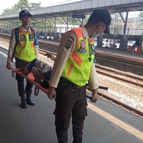 Momen Satpam Stasiun Siapkan Tandu untuk Penumpang Disabilitas Ini Viral, Aksinya Tuai Pujian