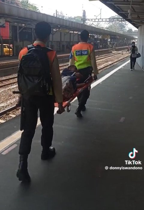 Momen Satpam Stasiun Siapkan Tandu untuk Penumpang Disabilitas Ini Viral, Aksinya Tuai Pujian