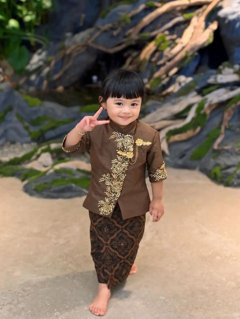 7 Inspirasi Model Kebaya Anak-Anak Ala Artis yang Cocok di Berbagai Acara Formal dan Non Formal