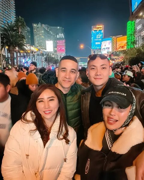 6 Potret Agnez Mo Rayakan Tahun Baru 2025 di Las Vegas, 'Double Date' Bareng Okan Kornelius di Amerika Serikat