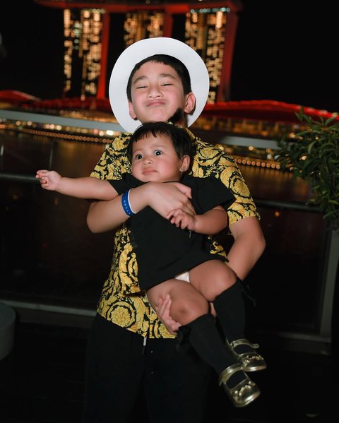 Potret Gemas Rafathar Gendong Baby Lily, Caption di Instagram Bikin Haru Warganet