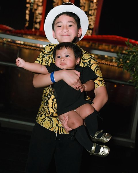 Potret Gemas Rafathar Gendong Baby Lily, Caption di Instagram Bikin Haru Warganet