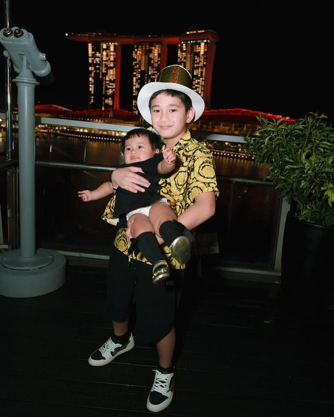 Potret Gemas Rafathar Gendong Baby Lily, Caption di Instagram Bikin Haru Warganet