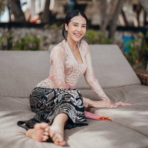 Sambut 2025 dengan Unggah Foto-Foto Cantik Sepanjang 2024, Caption Anya Geraldine Bikin Haru