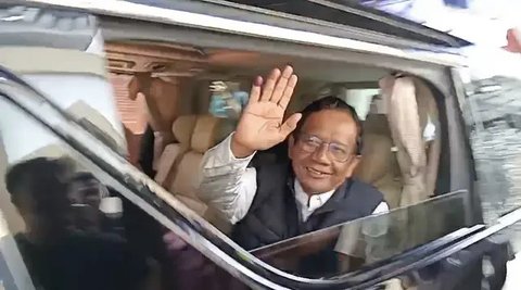 Kritik Pedas Mahfud MD Lihat Hakim Eko Haryanto Tersenyum saat Harvey Moeis Peluk Sandra Dewi saat Sidang Berlangsung