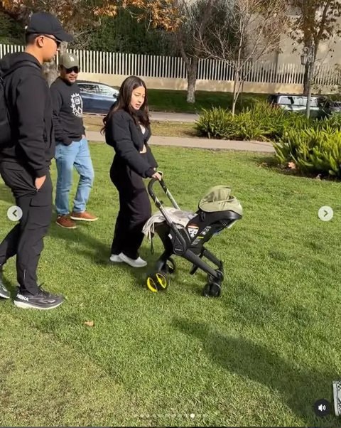 Perdana Nikita Willy Ajak Baby Nael Jalan-Jalan ke Taman Usai Melahirkan di Amerika, Aura Hot Mom Kian Terpancar