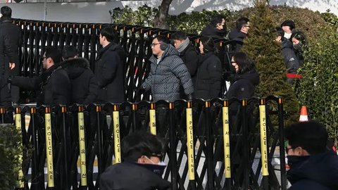 FOTO: Diadang Militer, Penyidik Antikorupsi Gagal Tangkap Mantan Presiden Korea Selatan