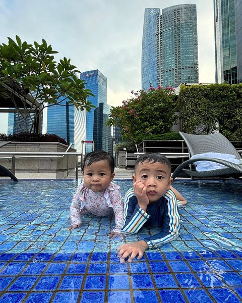 5 Potret Rayyanza Berenang Bareng Lily, Tampilan dan Ekspresi Keduanya Bikin Gemas