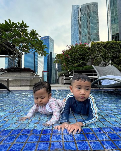 5 Potret Rayyanza Berenang Bareng Lily, Tampilan dan Ekspresi Keduanya Bikin Gemas