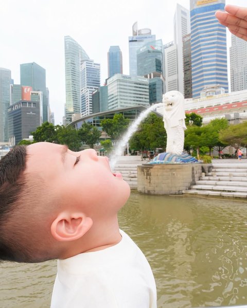 Pose Rayyanza di Depan Patung Merlion Bikin Netizen Ngakak: Wudhu Aja Sampai Singapore!