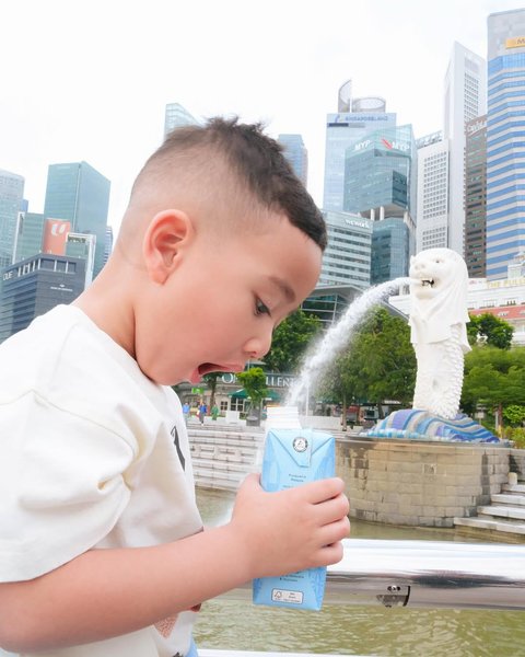 Pose Rayyanza di Depan Patung Merlion Bikin Netizen Ngakak: Wudhu Aja Sampai Singapore!