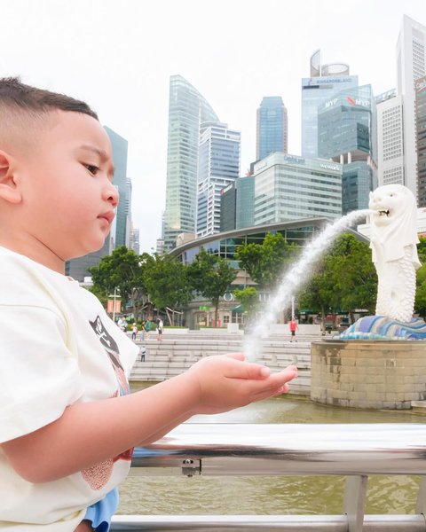 Pose Rayyanza di Depan Patung Merlion Bikin Netizen Ngakak: Wudhu Aja Sampai Singapore!