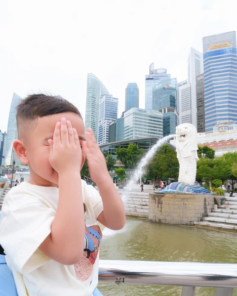 Pose Rayyanza di Depan Patung Merlion Bikin Netizen Ngakak: Wudhu Aja Sampai Singapore!