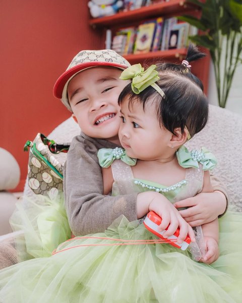 Rebutan Perhatian Baby Lily, Rafathar Bercanda Sebut Rayyanza Anak Sus Rini