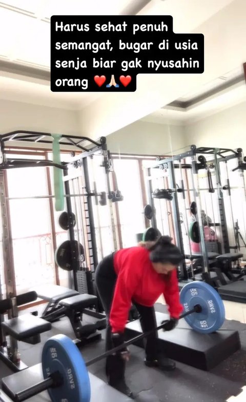 7 Potret Sarita Abdul Mukti Lepas Hijab saat Olahraga, Pamer Angkat Barbel di Tempat Gym