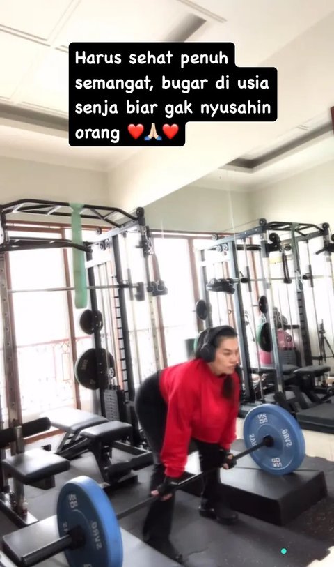 7 Potret Sarita Abdul Mukti Lepas Hijab saat Olahraga, Pamer Angkat Barbel di Tempat Gym