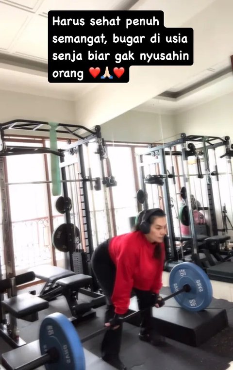 7 Potret Sarita Abdul Mukti Lepas Hijab saat Olahraga, Pamer Angkat Barbel di Tempat Gym