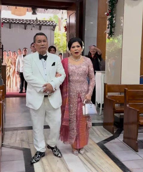 7 Momen Pernikahan Frank Hutapea dan Winona Delany, Hotman Paris Sang Ayahanda Diselimuti Haru