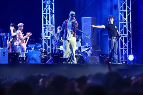 Bahagianya Slank Tampil Sepanggung bersama Anak-anaknya di Konser HUT Pasar Malam Empat Satoe