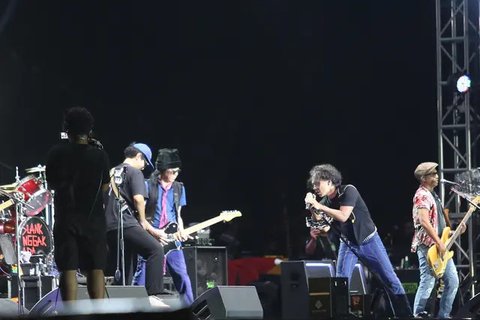 Bahagianya Slank Tampil Sepanggung bersama Anak-anaknya di Konser HUT Pasar Malam Empat Satoe