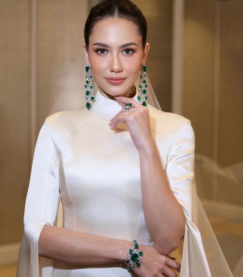 Tampil dengan Makeup Flawless dan Perhiasan Mewah, Intip Style Kece Pevita Pearce di Resepsi Pernikahan