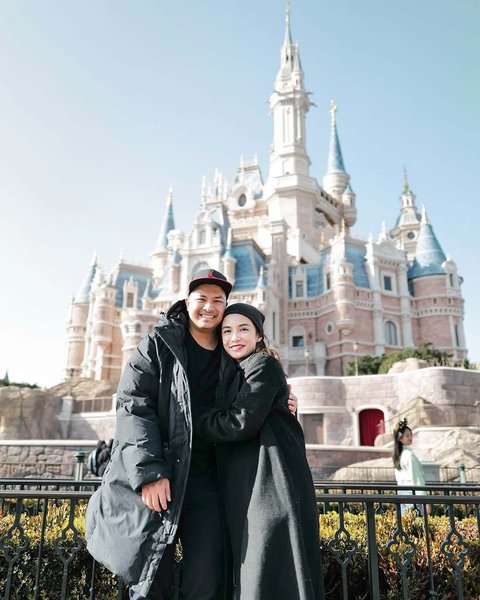 Keluarga Idaman, Potret Seru Liburan Glenn Alinskie & Chelsea Olivia Bersama Anak-anak ke Disneyland Shanghai