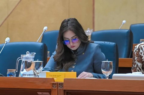 Cantik dan Anggunnya Nafa Urbach saat Rapat Bahas Makan Bergizi Gratis, Penampilan Sang Anggota DPR Buat Kagum