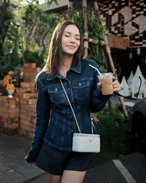 Potret Terbaru Alyssa Daguise dengan Outfit Simple, Pose Pegang Kopi Aja Cantik