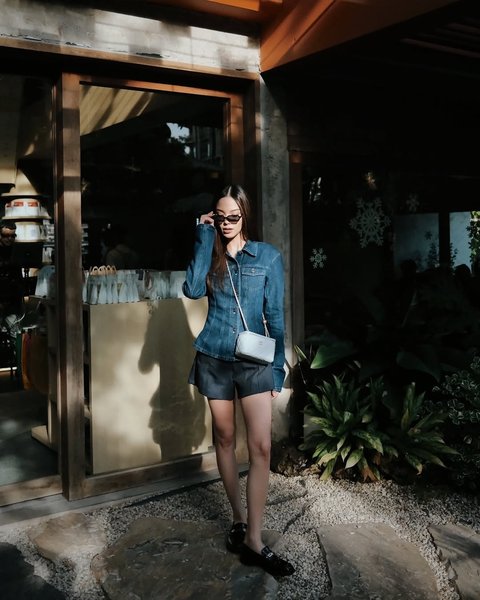 Potret Terbaru Alyssa Daguise dengan Outfit Simple, Pose Pegang Kopi Aja Cantik