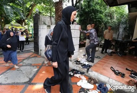 Pakai Baju Serba Hitam, 7 Potret Paula Verhoeven Melayat ke Rumah Johnny Wong Ayah Baim Wong, Wajah Sendunya Jadi Sorotan