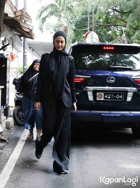 Pakai Baju Serba Hitam, 7 Potret Paula Verhoeven Melayat ke Rumah Johnny Wong Ayah Baim Wong, Wajah Sendunya Jadi Sorotan