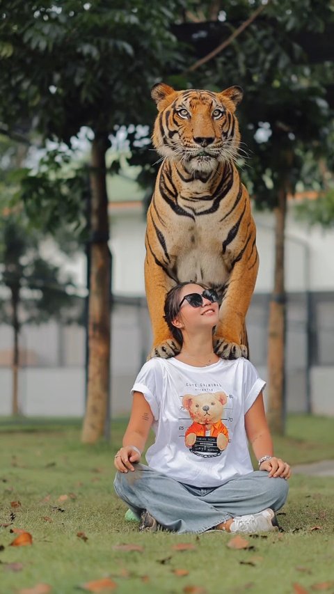 Potret Cantik Abigail Gusmawan Tampil Santai saat Foto Bersama Harimau di Thailand