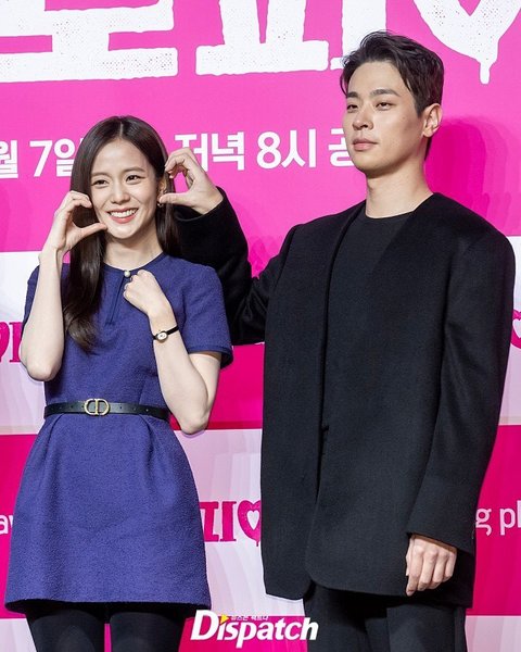 Tayang Mulai Hari Ini, Jisoo BLACKPINK dan Park Jeong Min Tampil Serasi di Konferensi Pers Drakor NEWTOPIA