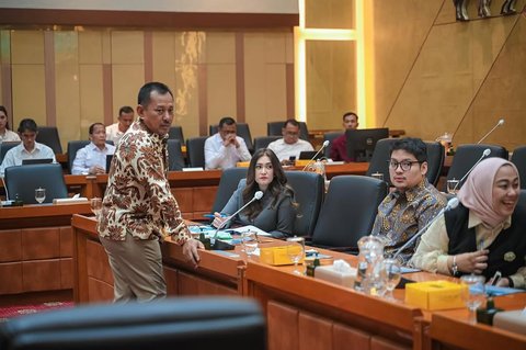 Gaya Nafa Urbach yang Kini Jadi Anggota DPR Ikut Rapat Program Makan Bergizi Gratis Buat Anak Sekolah