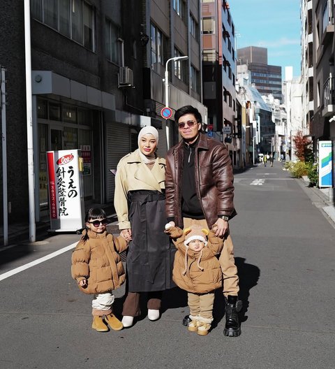 Potret Aurel dan Atta Tampil dengan Outfit Serasi Liburan di Jepang, Kedua Anak Tak Mau Kalah