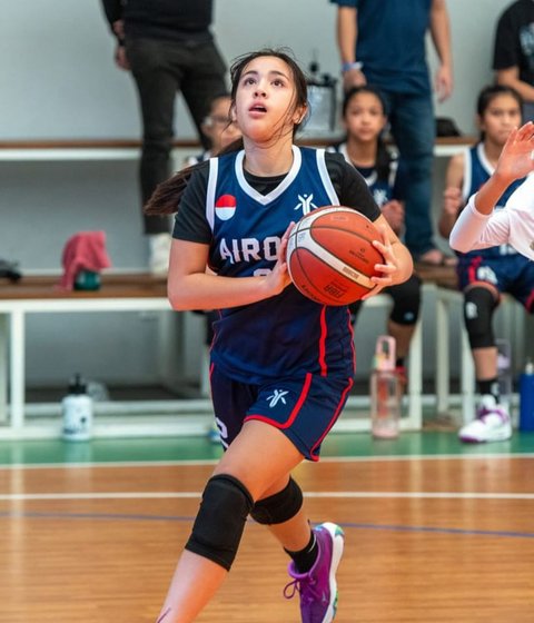 Potret Mikhayla Bakrie Anak Ria Ramadhani saat Main Basket, Tampil Karismatik dan Sporty Abis