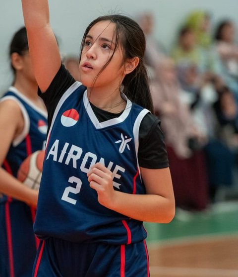 Potret Mikhayla Bakrie Anak Ria Ramadhani saat Main Basket, Tampil Karismatik dan Sporty Abis