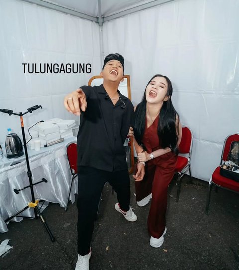 7 Momen Bella Bonita Tunjukkan Romantisme di Backstage dengan Denny Caknan, Setia Dampingi Manggung