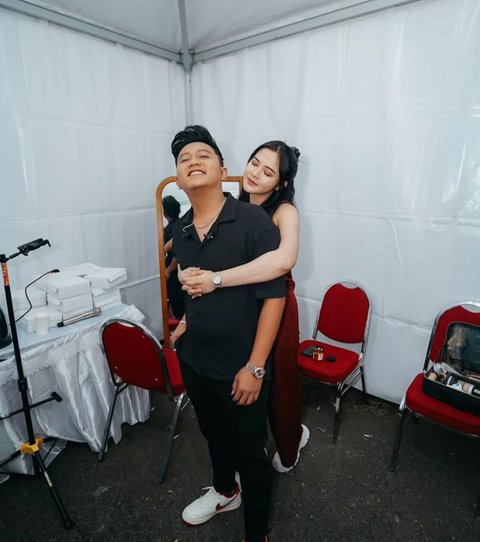 7 Momen Bella Bonita Tunjukkan Romantisme di Backstage dengan Denny Caknan, Setia Dampingi Manggung