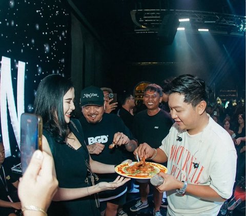 7 Momen Bella Bonita Tunjukkan Romantisme di Backstage dengan Denny Caknan, Setia Dampingi Manggung