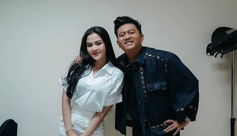 7 Momen Bella Bonita Tunjukkan Romantisme di Backstage dengan Denny Caknan, Setia Dampingi Manggung