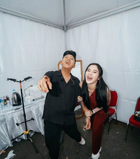 7 Momen Bella Bonita Tunjukkan Romantisme di Backstage dengan Denny Caknan, Setia Dampingi Manggung