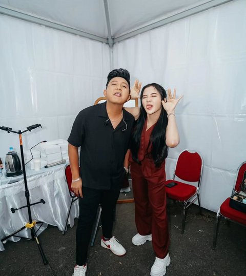 7 Momen Bella Bonita Tunjukkan Romantisme di Backstage dengan Denny Caknan, Setia Dampingi Manggung