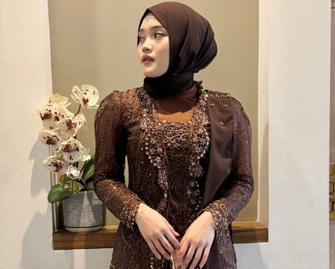 Cantik dan Anggun, Potret Putri Delina Terlihat Menawan Kenakan Kebaya Cokelat saat Hadiri Tasyakuran Mahalini