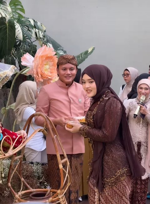 Cantik dan Anggun, Potret Putri Delina Terlihat Menawan Kenakan Kebaya Cokelat saat Hadiri Tasyakuran Mahalini