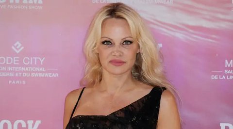 Curhatan Pamela Anderson, Ngaku Pernah Diserang Orang Tak Dikenal di Pesawat Gara-Gara Disangka Dixie Chicks