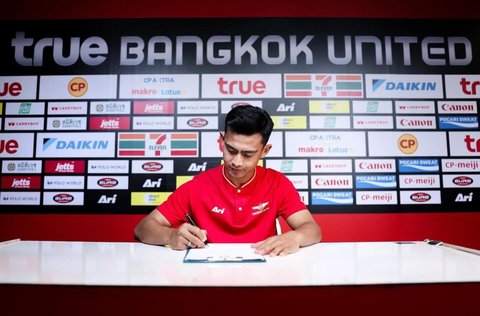 Azizah Salsha Setia Dampingi Pratama Arhan Teken Kontrak Gabung Bangkok United, Banjir Sorotan